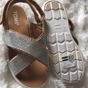 Rubber sole, synthetic glitter open toe crisscross